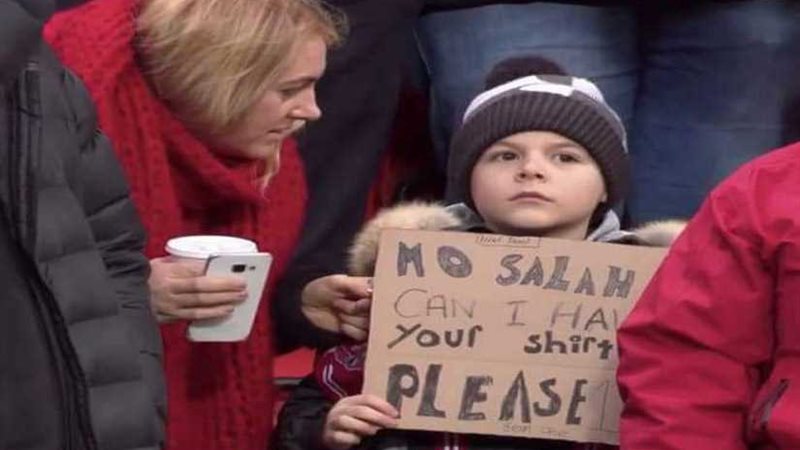 بالصور.. طفل يطلب