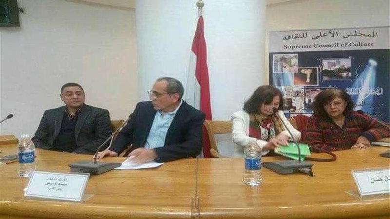 مثقفون يناقشون من