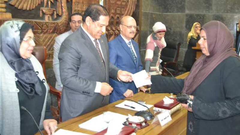 صقر يوزع 130 ألف