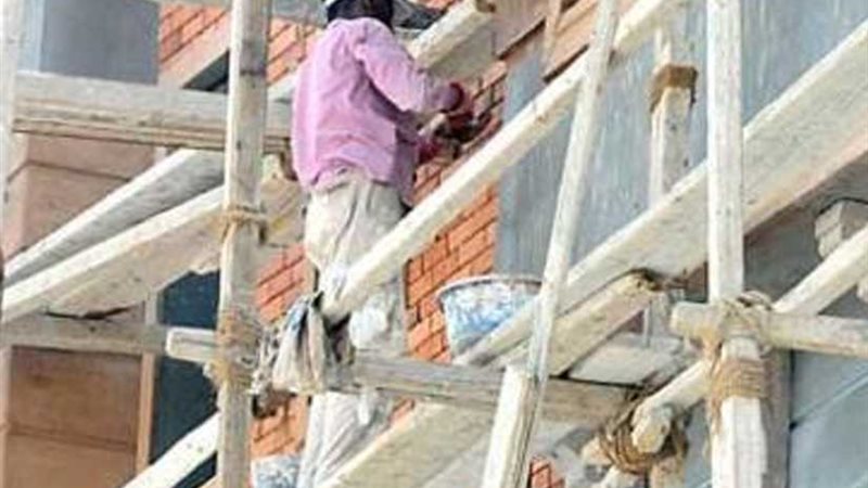 إصابة ٣ عمال فى سقوط