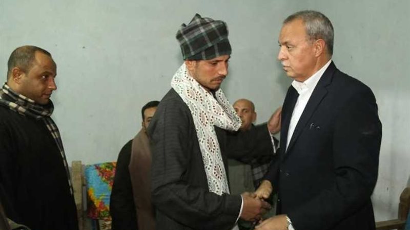 محافظ قنا يقدم العزاء