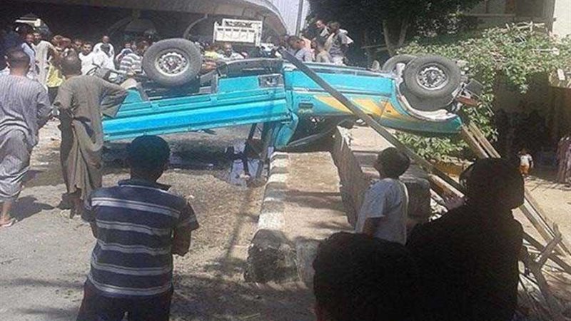 مصرع وإصابة 18 عاملا