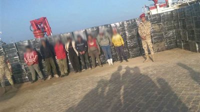 القوات البحرية تنقذ 12 سائحا وتتصدى لـ