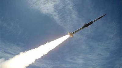 إجرام حوثي.. صاروخ يمزق رضيعا وجدته في تعز