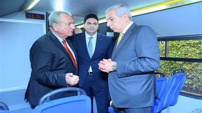 وزير الصناعة يشهد تسليم أول دفعة من الأتوبيسات ذات الطابقين