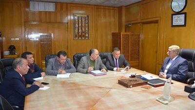 محافظ الإسماعيلية يستعرض الاستعدادات لمواجهة الطوارئ