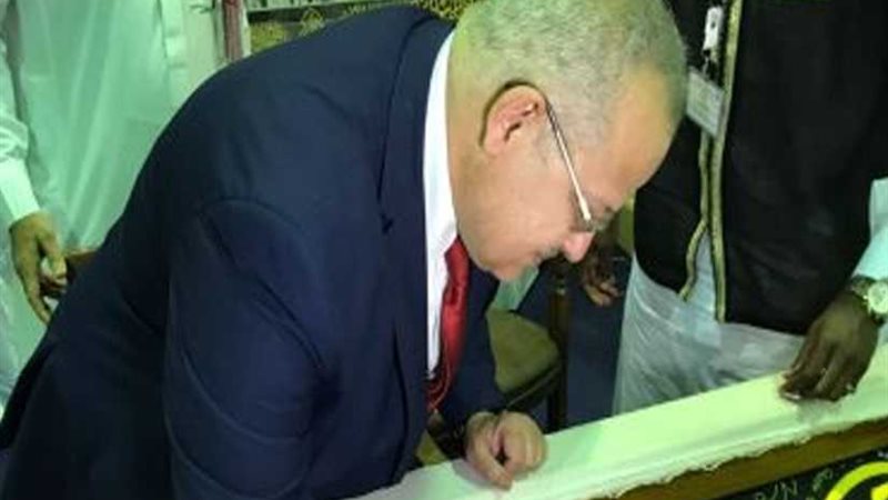 بالصور.. رئيس جامعة