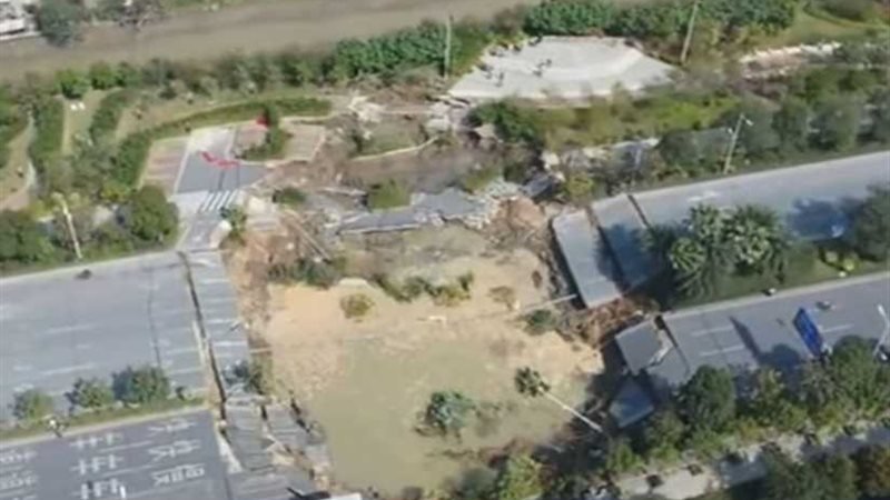 حفرة تبتلع 8 أشخاص