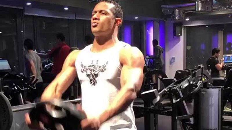 محمد رمضان يتباهى