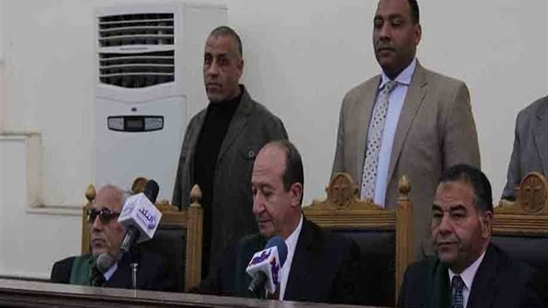 إعادة محاكمة 4 متهمين