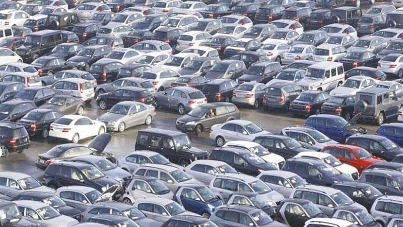 سوق سيارات بطريق