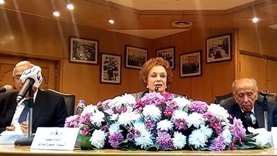 جيهان السادات تداعب الحضور: قمر بالستر (فيديو)