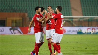 لاعب الأهلي يحذر 