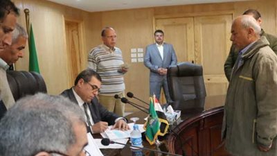 محافظ الفيوم يشدد على المسؤولين بسرعة حل مشاكل المواطنين