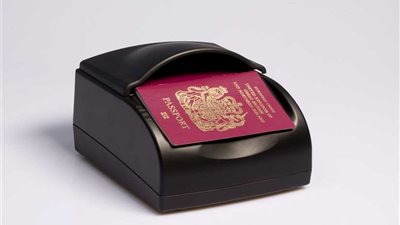 مطار القاهرة يستعين بأجهزة قارئ جوازات جديدة لكشف الوثائق المزورة