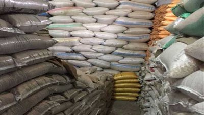 صاحب مخبز يستخدم الدقيق المدعم لإعداد المخبوزات السياحية