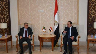 الملا يلتقي وزير الطاقة الجزائري لمناقشة التعاون في المشروعات