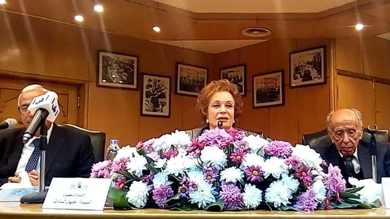 جيهان السادات تداعب