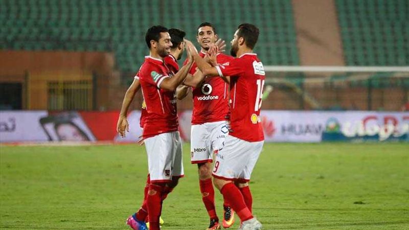 لاعب الأهلي يحذر