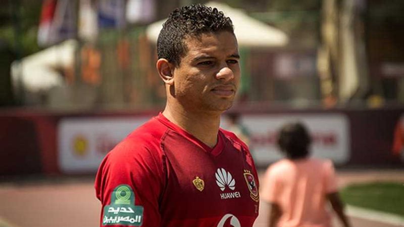 مدافع الأهلي يخضع