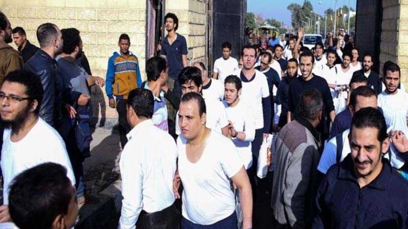 428 سجينا يودعون