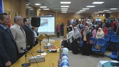 محافظ المنيا يسلم 21 تروسيكلا من 