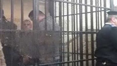 بالصور.. إيداع أمين الشرطة ومعاون مباحث المقطم بالقفص في قضية 