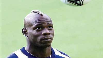 الرابطة الفرنسية تفتح تحقيقا في الإهانات العنصرية ضد بالوتيلي