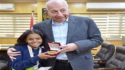 محافظ أسوان يكرم الطفلة مروة بائعة المناديل