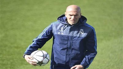 صحيفة إسبانية: 3 أسماء مرشحة لخلافة زيدان في قيادة 