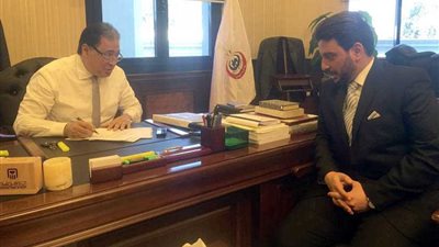 وزير الصحة يعيد مدير