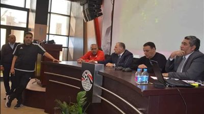 جلسة اسرية للحكام بحضور ابو ريدة