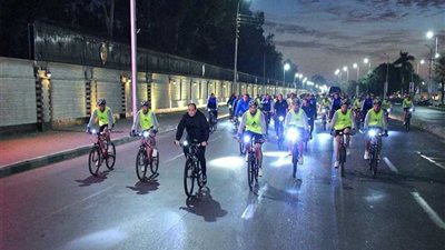 السيسي يزور طلبة الكلية الحربية ويتجول بالدراجة معهم (فيديو)