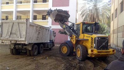 رفع 30 طن قمامة من داخل مجمع مدارس بالخصوص