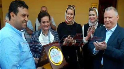 عبد الحكيم عبده يهدى نبيل ومحمد الكاتب درع مستشفى دمنهور (فيديو- صور)