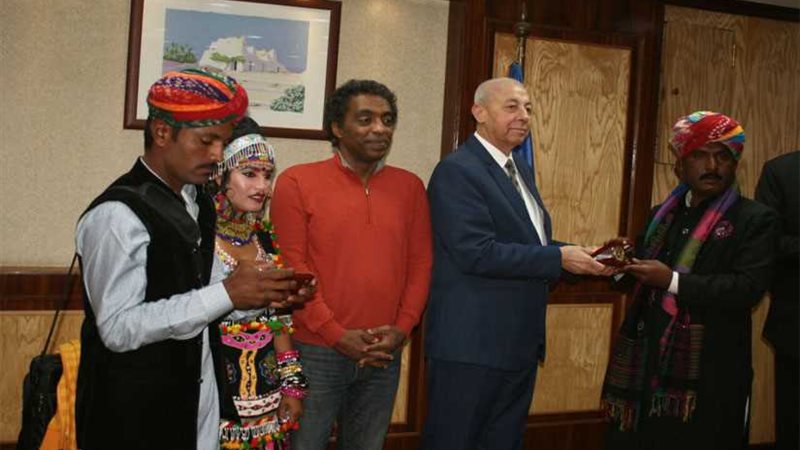 محافظ أسوان يستقبل