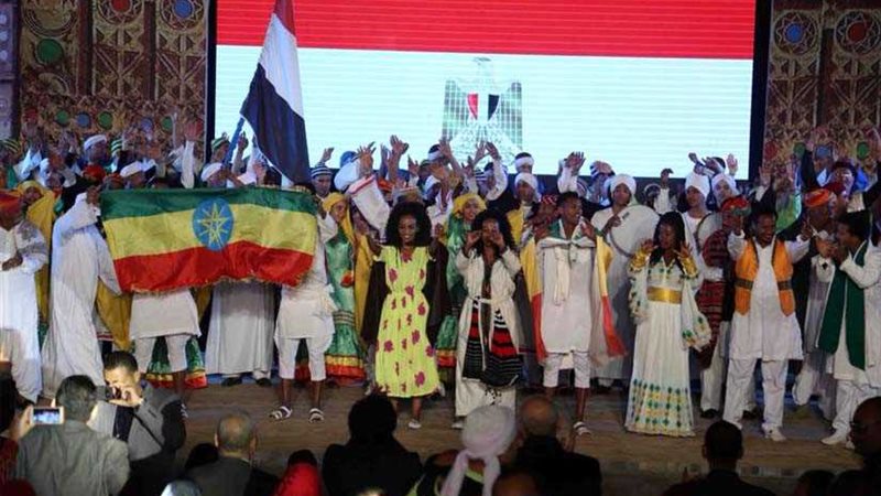 فرق 7 دول تتغنى وترقص