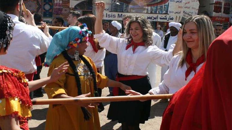 فرقة اليونان ترقص