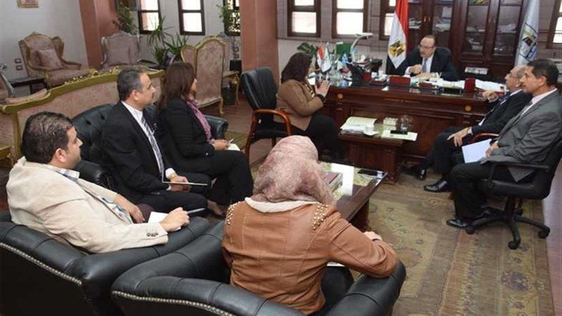 محافظ بني سويف يبحث