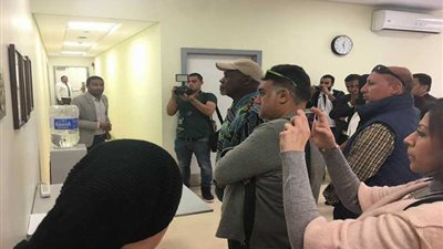 داني جلوفر يزور مستشفى مجدي يعقوب بأسوان