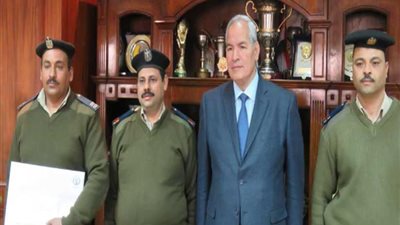 الداخلية تكرم 3 أمناء شرطة أنقذوا طفلًا سقط من الطابق الثالث 