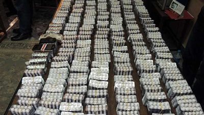 ضبط عامل بحوزته 8 آلاف قرص مخدر في مطار برج العرب