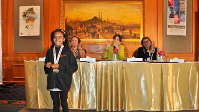 جميلة بوحيرد تكرم فتاة الماراثون (صور)