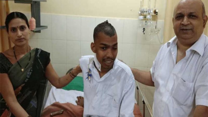 بالصور..أطباء يزيلون