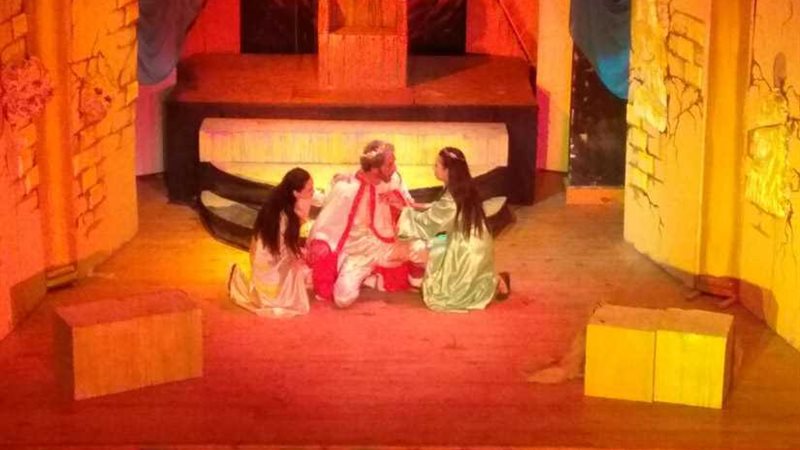 حول قبر الملك يختتم