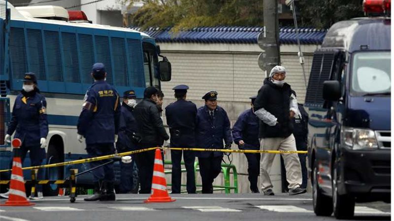 متطرفان يمينيان يطلقان