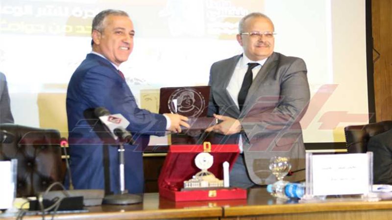 الخشت يهدي درع جامعة