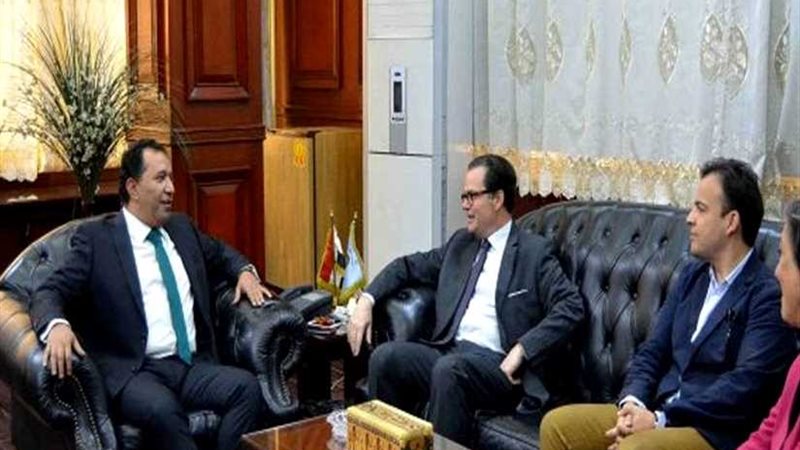 محافظ الأقصر يبحث