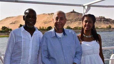 محافظ أسوان يصطحب الممثل الأمريكي 