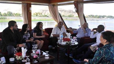 بالصور.. محافظ أسوان يصطحب داني جلوفر وزوجته في رحلة نيلية